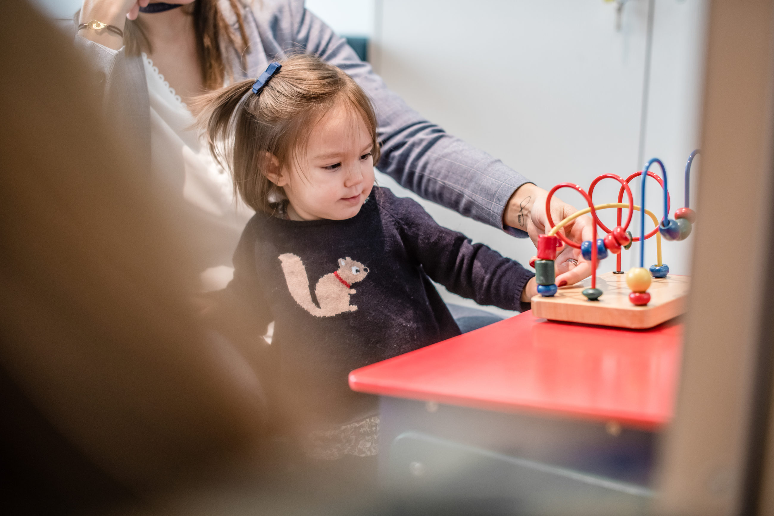 Petite fille à la garde pédiatrique