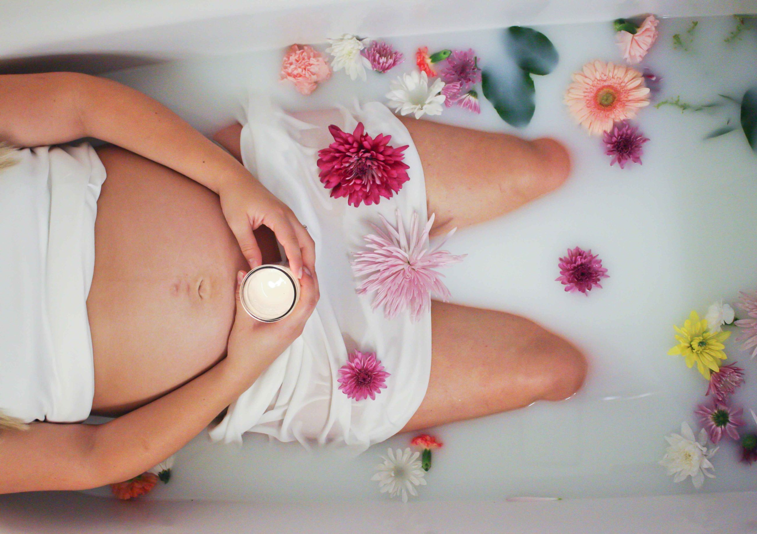 Femme enceinte dans son bain