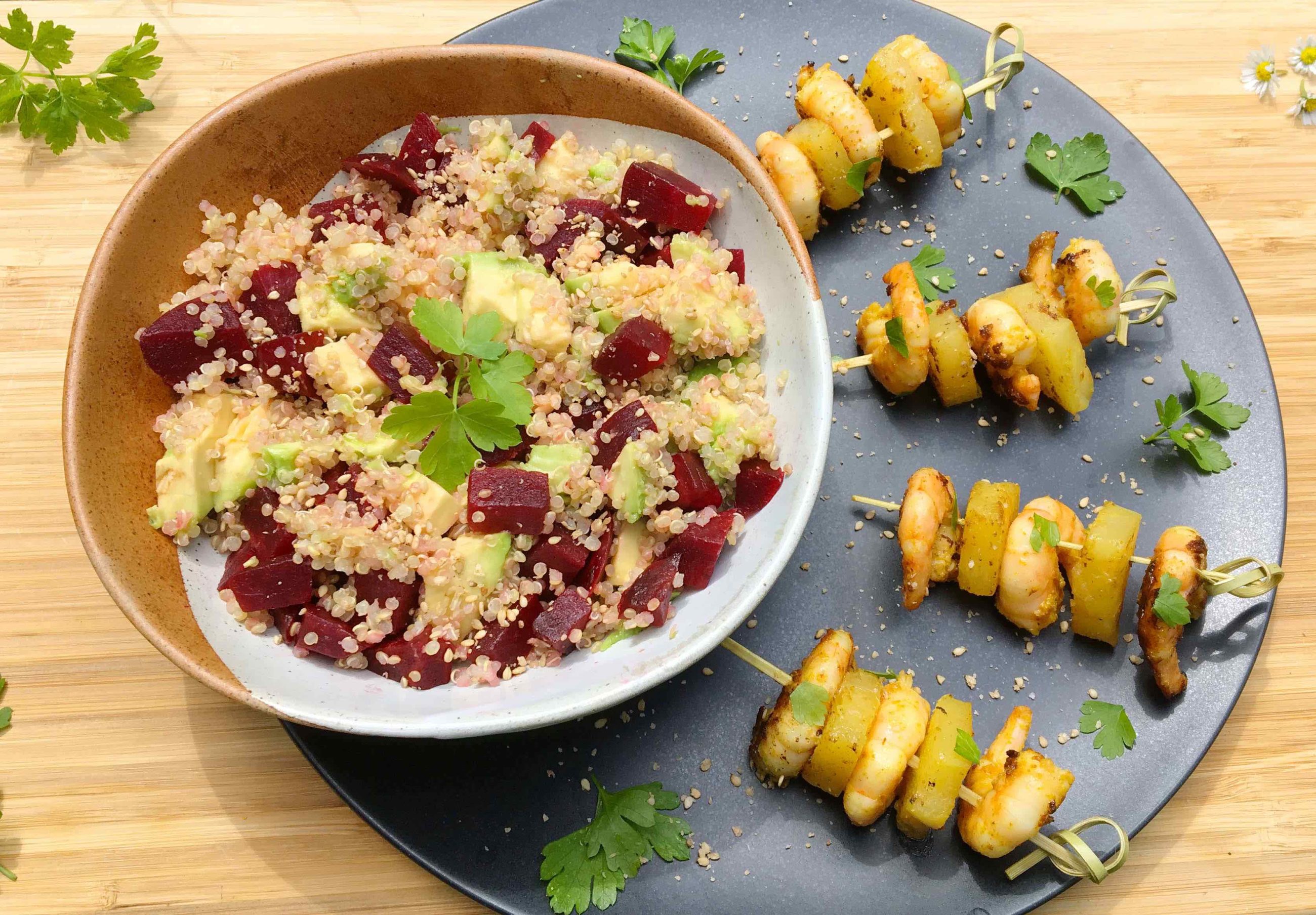 Brochettes crevettes ananas & salade quinoa betteraves