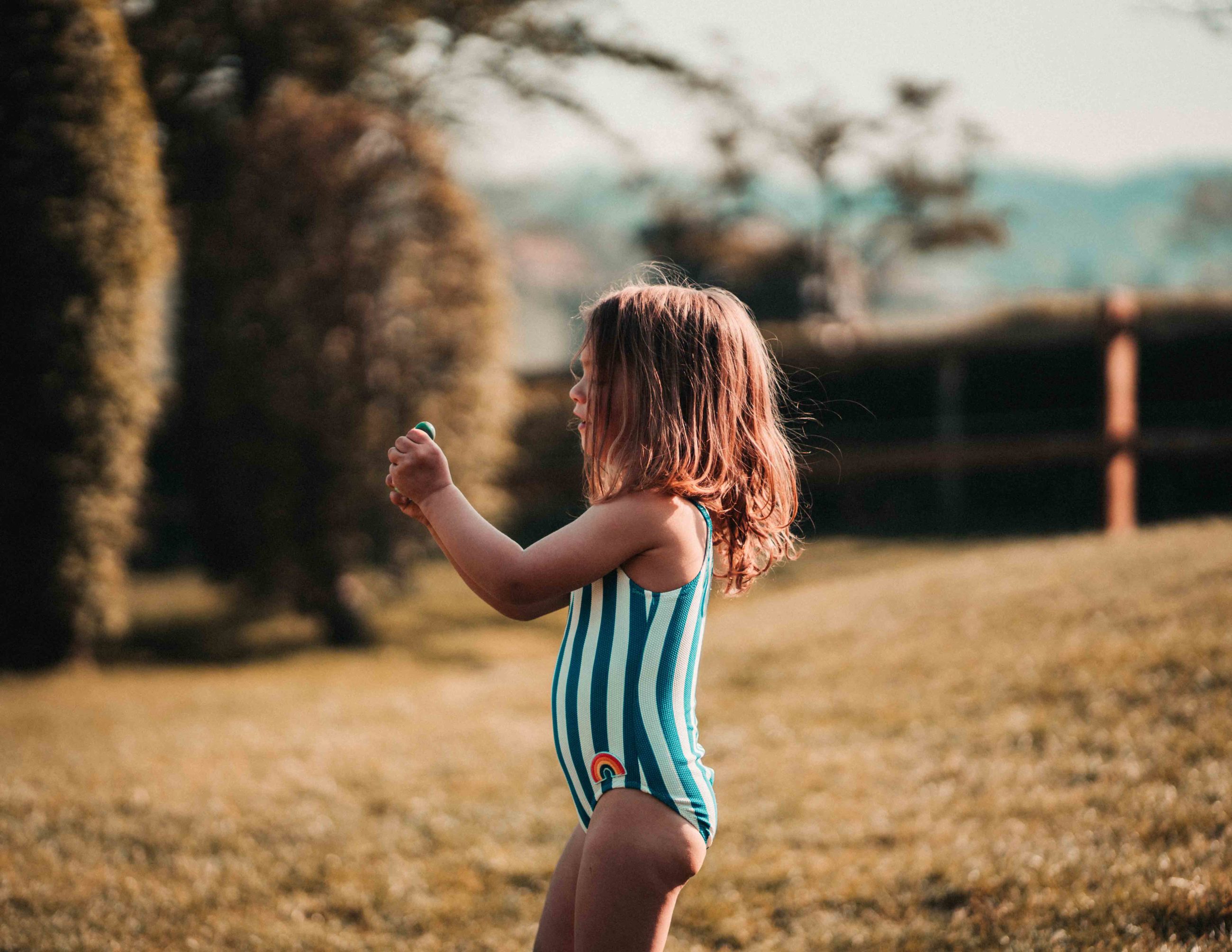 Petite fille en maillot de bain