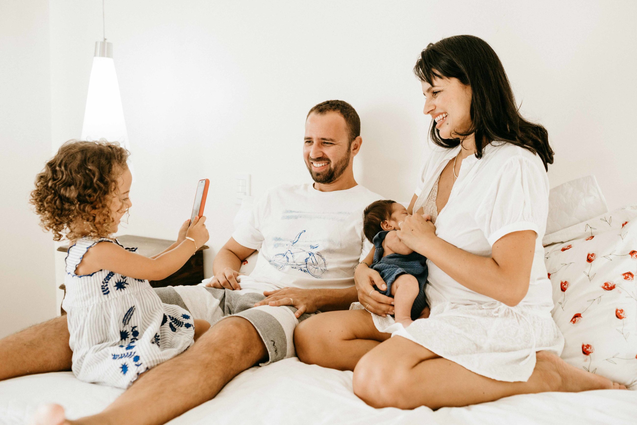 Famille sur un lit